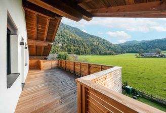 großer Ostbalkon mit Blick aufs Kranzhorn