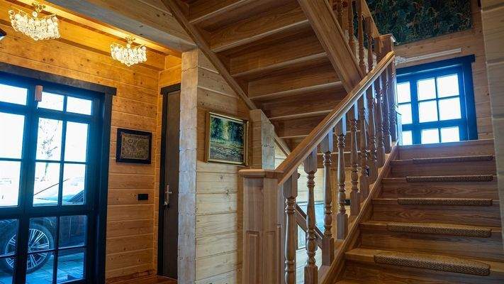 Hochwertiges Echtholz Treppenhaus