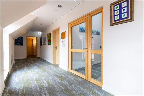 1. Obergeschoss - Treppenhaus / Flur zu den Zimmern und der Dachterrasse