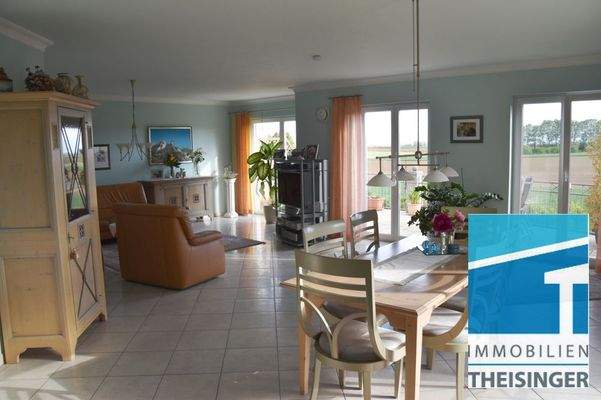 Sicht zu den Ausgängen auf die Terrasse