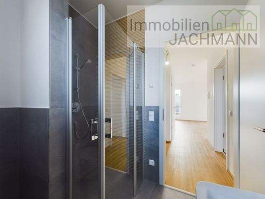 Bad mit schwellenloser begehbarer Dusch