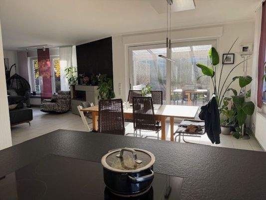 Essplatz mit Zugang zum Wintergarten