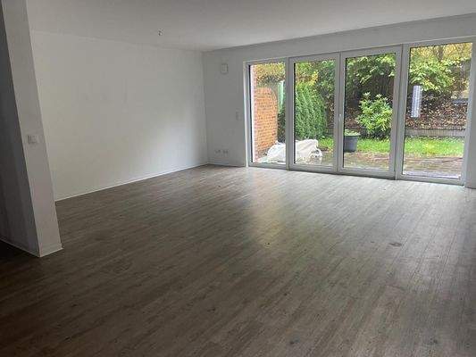 Helles Wohnzimmer mit Terrasse