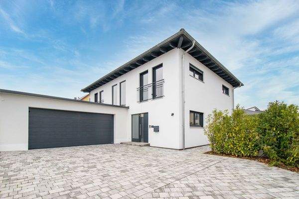 Vorderansicht mit Garage