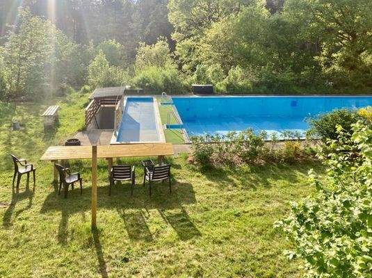 Sitzgelegenheit beim Pool