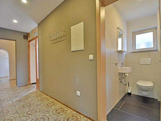 Auf gleicher Ebene erreichen Sie  das Gäste-WC...