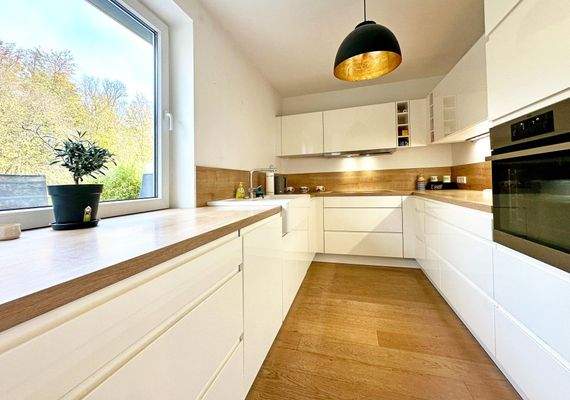 Moderne Küche mit hochwertigen Elektrogeräten (im Kaufpreis inbegriffen)