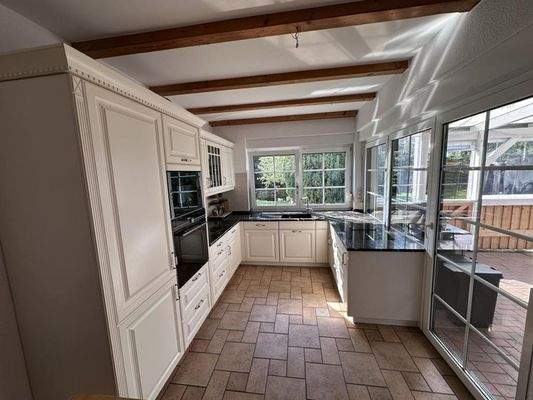 Küche mit Terrassenzugang