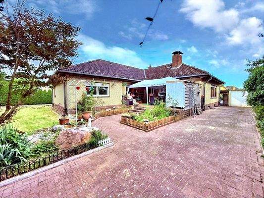 Rückansicht mit Zufahrt zur Garage