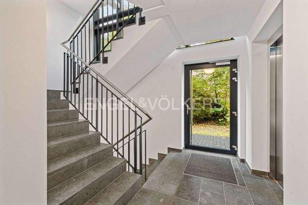 Treppenhaus mit Aufzug