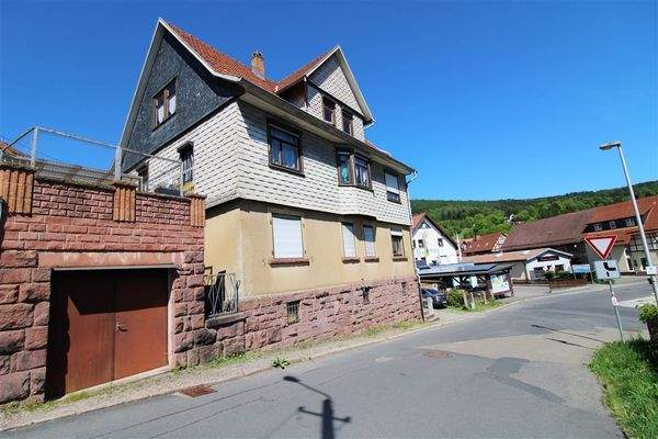 Ansicht mit Garage und Terrasse