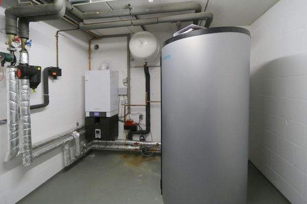 V1640 neue Heizung im Heizungsraum im Keller