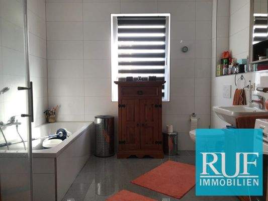 Tageslichtbad mit Wanne