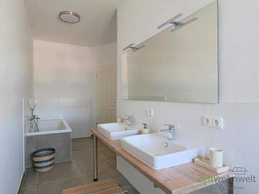 Badewanne und Doppelwaschtsich