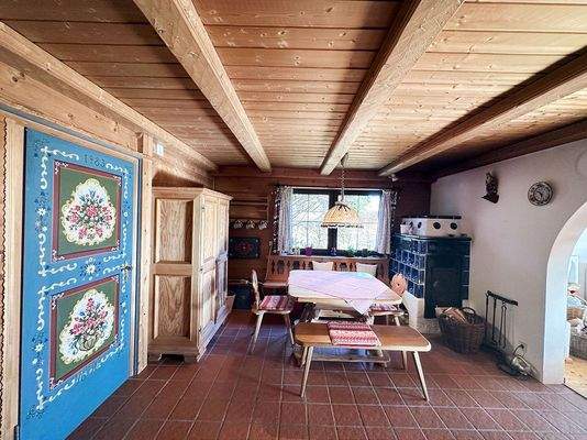 Stube/Essbereich mit Kachelofen