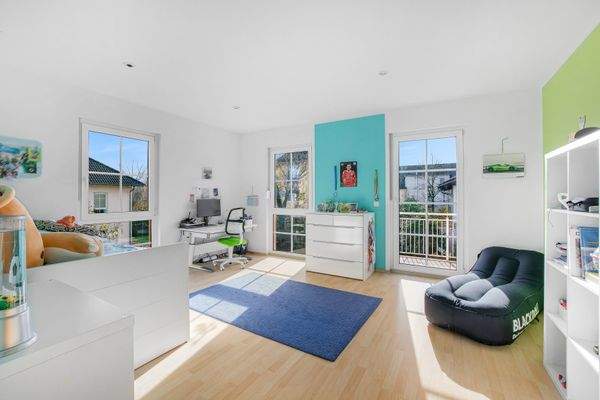 Kinderzimmer mit Zugang zum Balkon