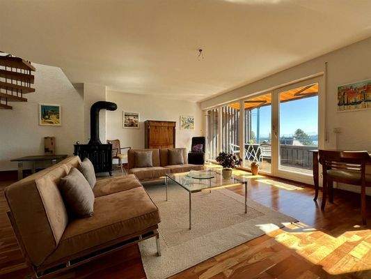 Großzügiger Wohn-/Essbereich mit Kaminofen