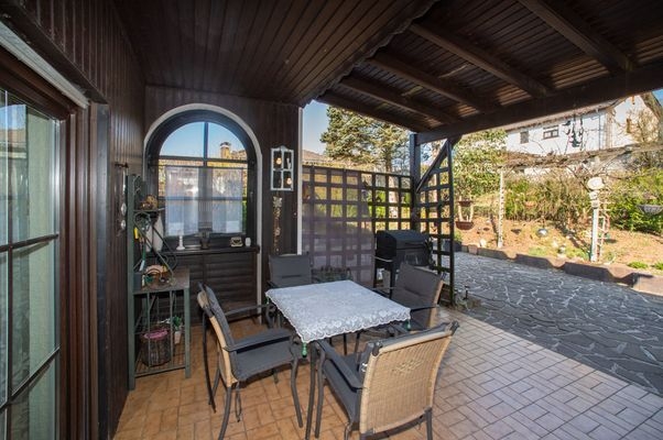 überdachte Terrasse und Garten 