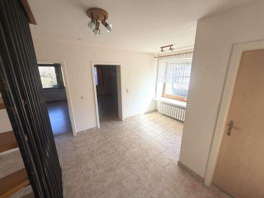 EG: helle, geräumige Diele