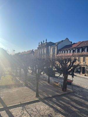 Blick auf Schlossplatz und Regierungsgebäude
