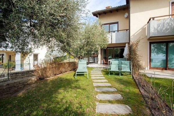 Charmante Reihenhausvilla mit traumhaftem Seeblick und privatem Garten in Torri