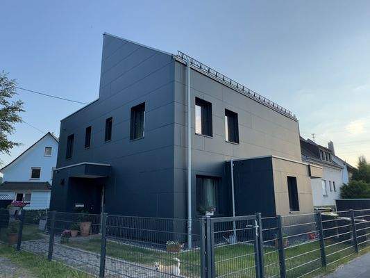 Seitenansicht und Fronteingang