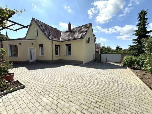 Hofansicht mit Auffahrt