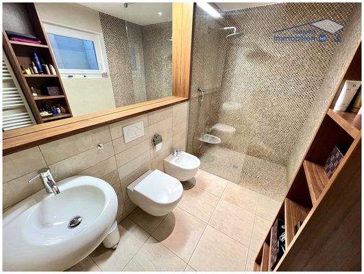 Badezimmer mit Dusche im UG