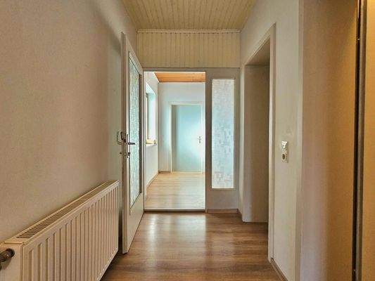 Flur im OG - rechts Türen zu Bad + Abstellraum