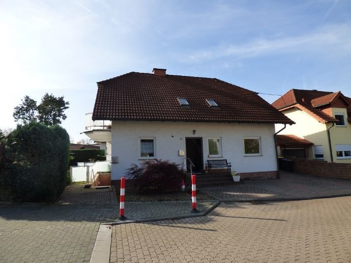 Freistehendes Einfamilienhaus mit Einliegerwohnung und Garage