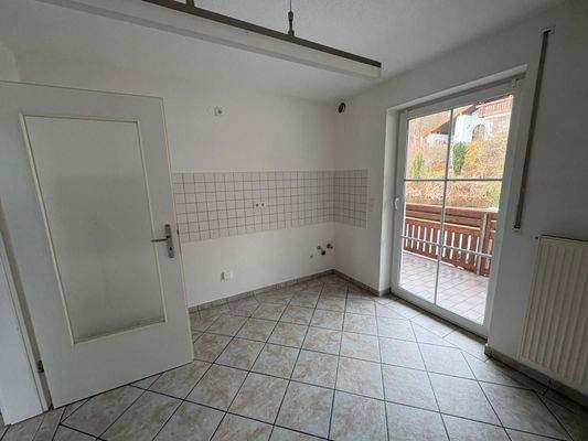 Küche mit Balkonansicht