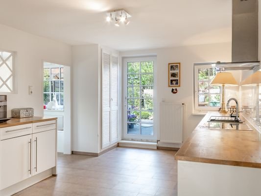 Küche mit Terrassenzugang