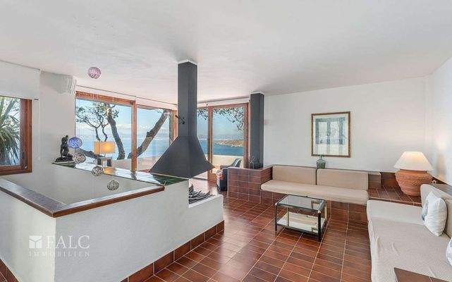 Wohnzimmer mit Kamin