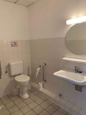 WC 1 am Wartebereich