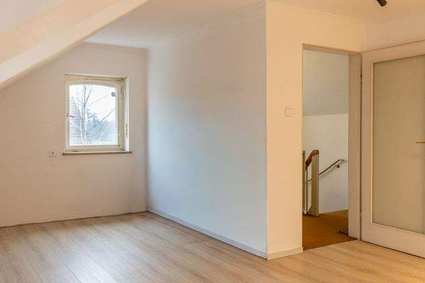 Familienidyll in Bogenhausen: Doppelhaushälfte mit sonnigem Westgarten & Grünblick