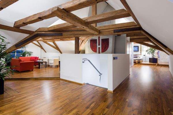 Wohnzimmer unter Dachboden mit Dachschräge