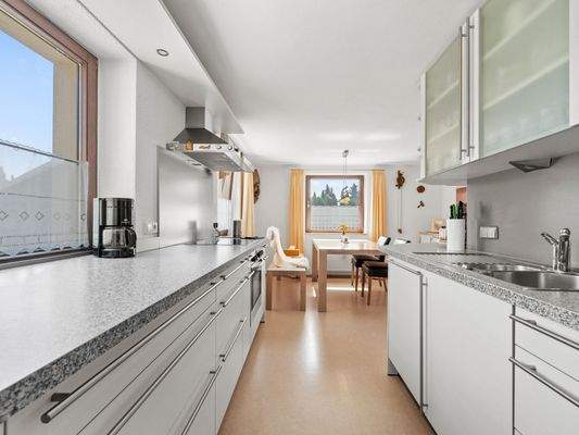 Zeitlose Einbauküche mit allen Gerätschaften