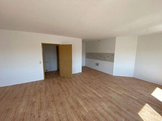 Wohnzimmer mit offener Küche