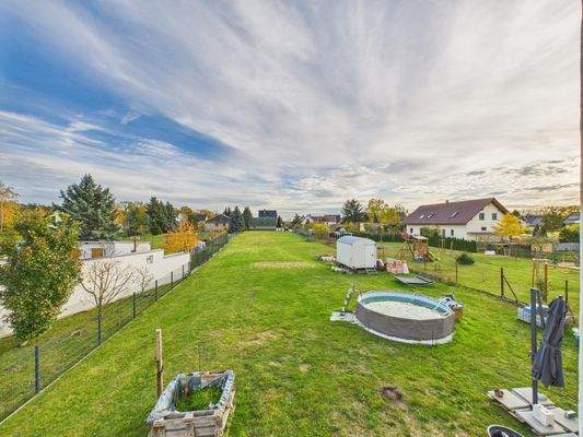 Blick vom Schlafzimmer 2 in den großen Garten