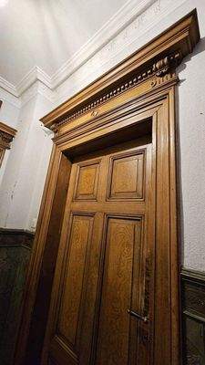 Aufwendig gearbeitete Türzarge.jpg