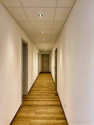 Flur Bürotrakt mit direktem Zugang zum Produktionsbereich