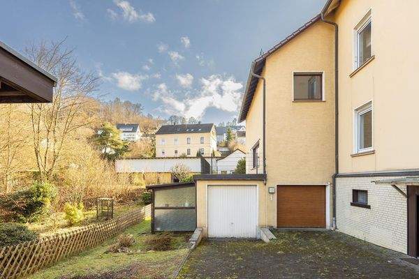 Außenansicht mit den zwei Garagen