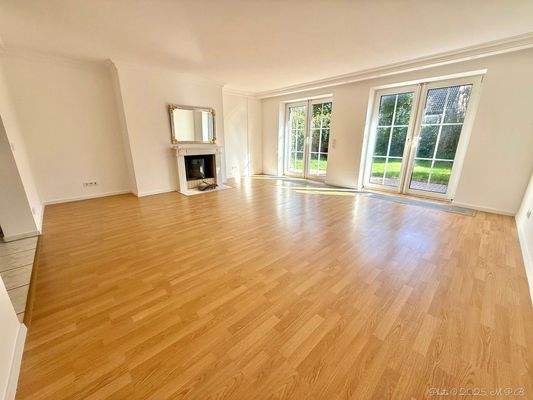 lichtdurchflutetes Wohnzimmer