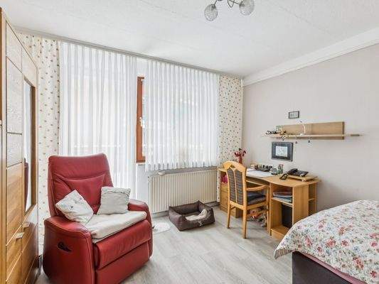 Zimmer OG und Tür Dachterrasse