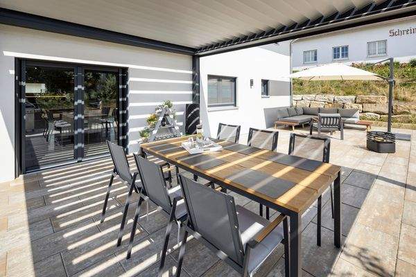 Freisitz unterm elektronischem Lamellendach