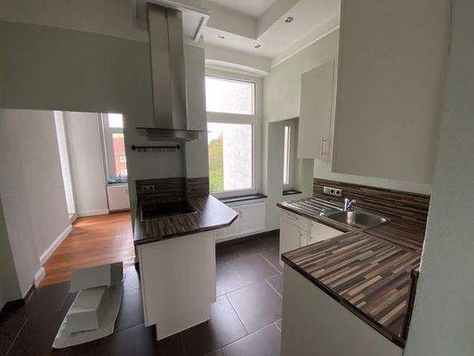 helle Küche mit Nebenraum