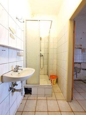 Wohnung-B: Bad mit Dusche