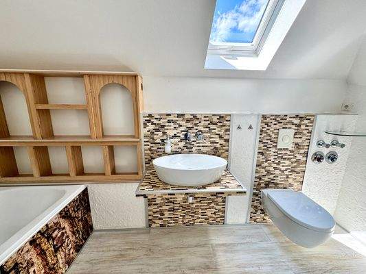 Bad mit Badewanne und Fenster