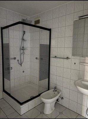 Badezimmer mit Dusche.jpg