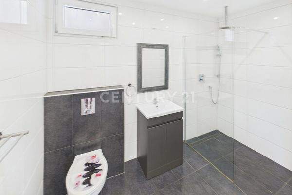 Badezimmer mit bodentiefer Dusche